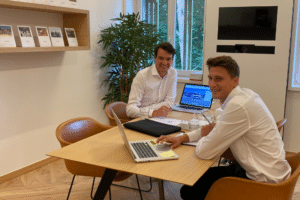 Regelmatig feedback vragen aan nieuwe IT-medewerkers vermindert de kans op verloop.