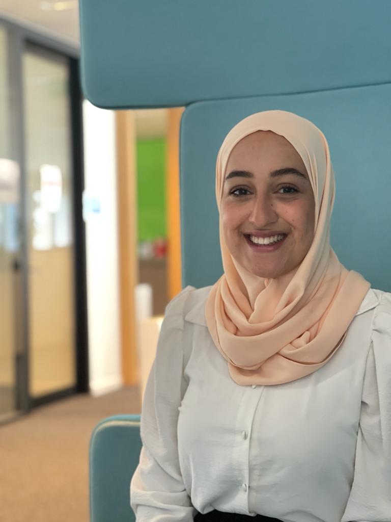 DouiaElHahaoui "Hoe is om als IT’er bij uitvaartspecialist DELA te werken?"Amon interviewt CIO Hans Haverbeke. This is IT 2021 Dounia El Hahaoui
