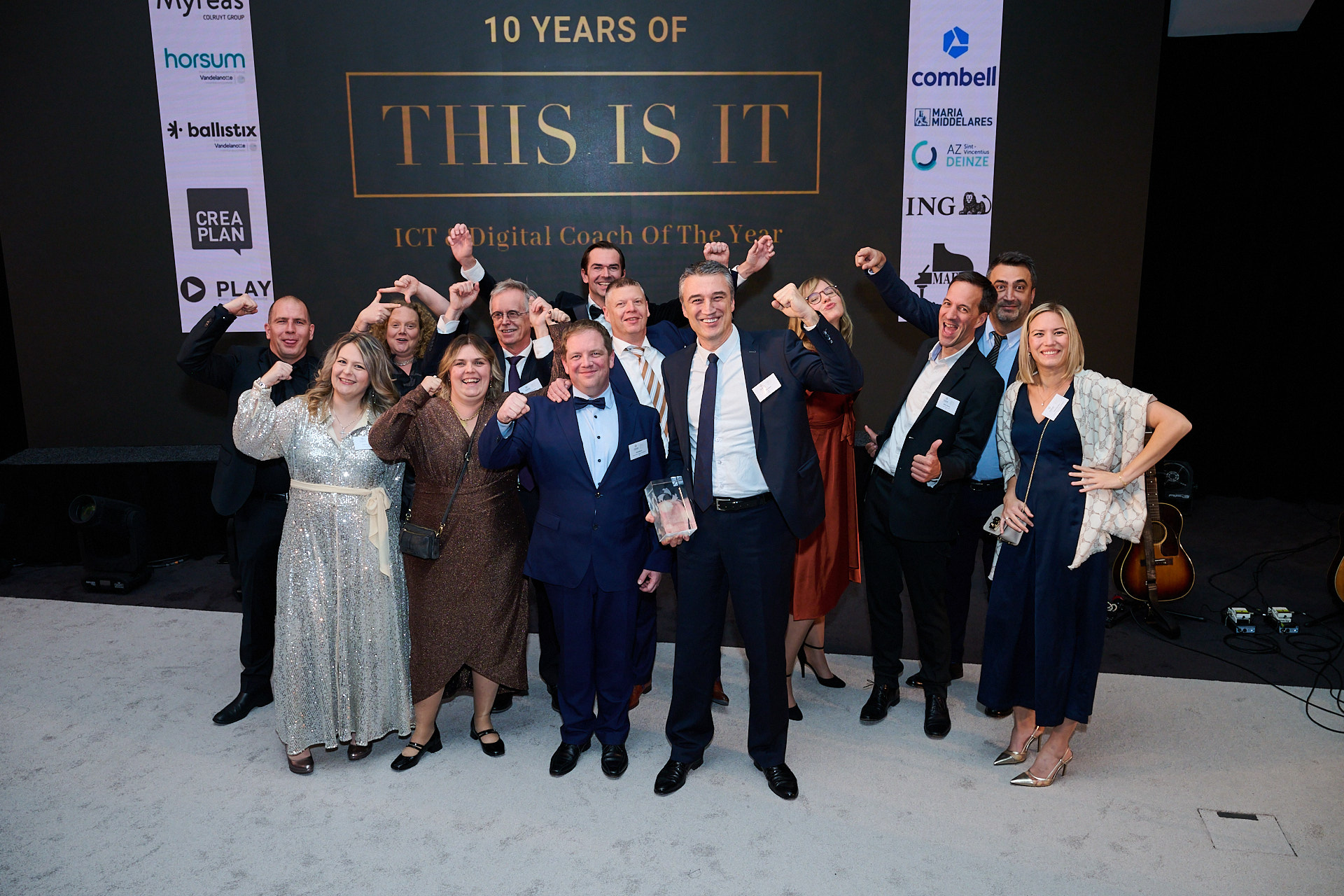 Winnaar award ICT & Digital Coach of the Year 2024, Bahadir Samli, met zijn team (ING)